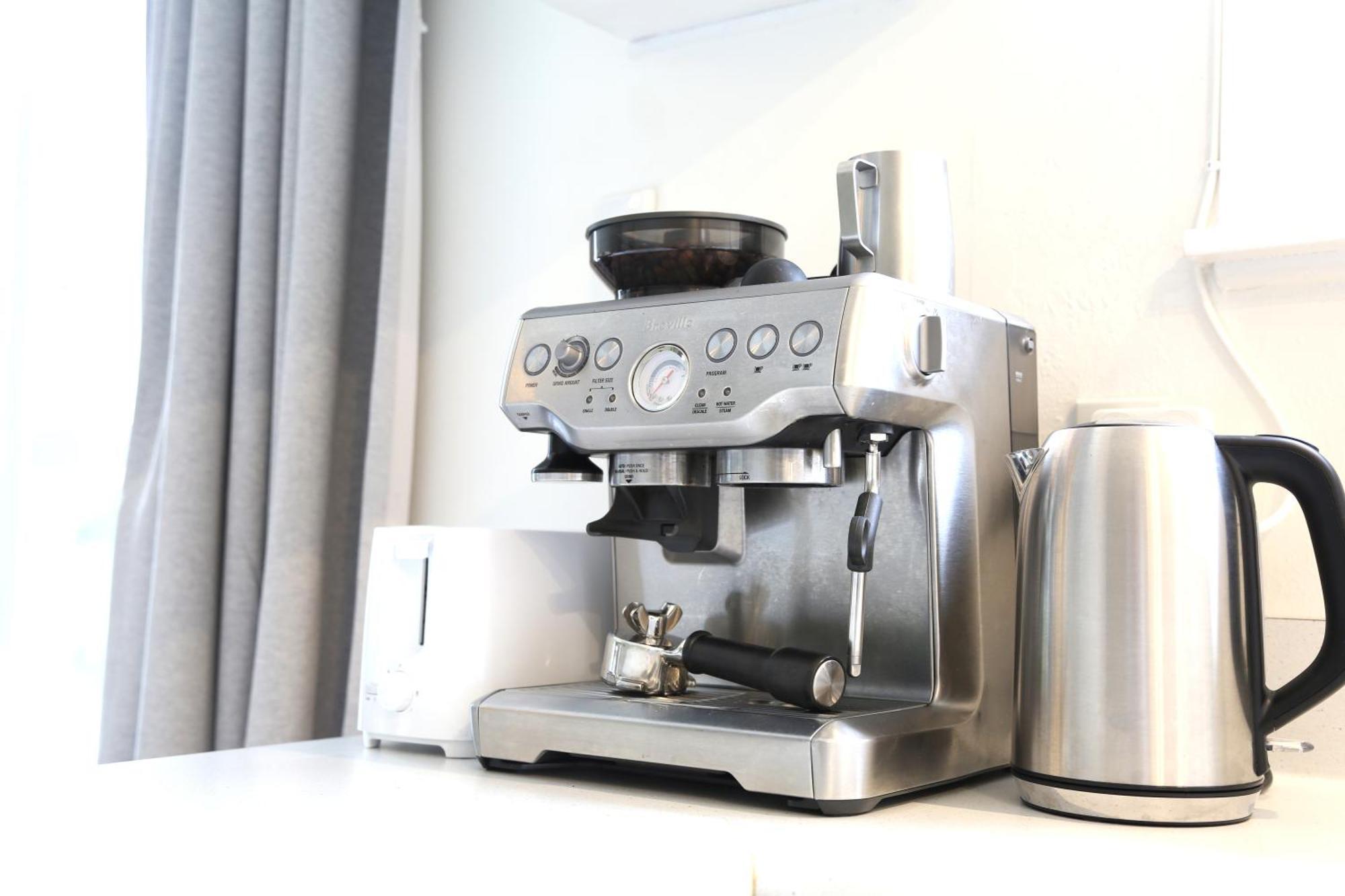 Skyline Haven - Entire Apartment - Free Parking, Espresso, Netflix - 15M To Cbd, Stadium, Ferry Wellington Zewnętrze zdjęcie
